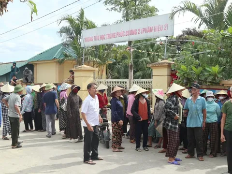 Phụ huynh phản đối sáp nhập trường, hàng trăm học sinh chưa thể tới lớp