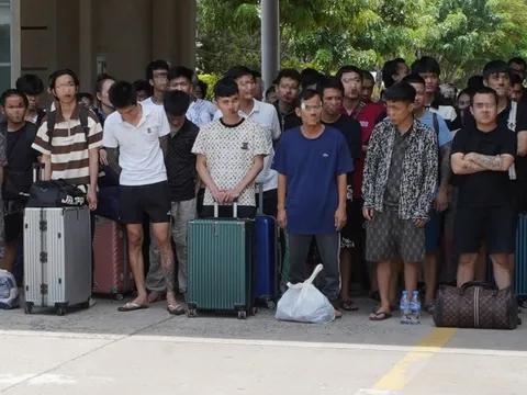 Tiếp nhận thêm 79 'nhân viên chứng khoán', tiếp viên karaoke do Campuchia trao trả