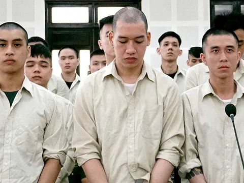 Mâu thuẫn trong karaoke New Phương Đông, hỗn chiến ngoài đường bằng bom xăng, đao, kiếm