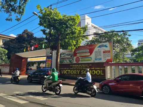 Học sinh lớp 9 đi Hàn Quốc thăm mẹ về trễ, bị trường đuổi học?