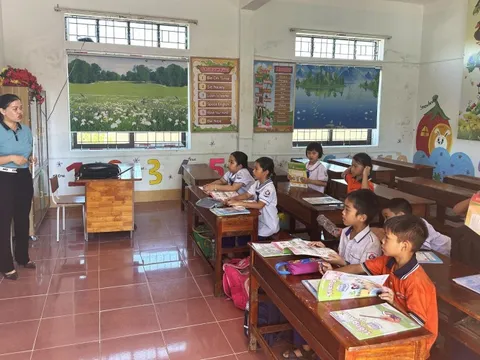 Học sinh tới lớp sau khi phụ huynh phản đối sáp nhập trường