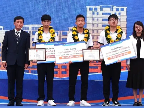 Ba thủ khoa Trường ĐH Khoa học tự nhiên cùng đạt điểm gần tuyệt đối, bí quyết học gây bất ngờ