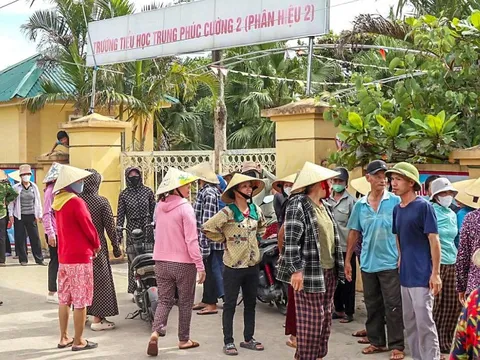 Tạm dừng sáp nhập trường sau khi phụ huynh cho con nghỉ học phản đối