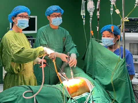 Mâu thuẫn trong trường, học sinh lớp 8 đâm thấu ngực học sinh lớp 7