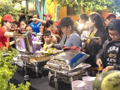 Tranh luận ăn buffet đổi chén đĩa liên tục mới văn minh hay chỉ cần ăn uống sạch, yên lặng là được?