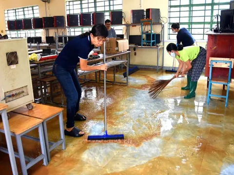 Lũ sông Buông tràn vào trường, hơn 1.300 học sinh ở Đồng Nai nghỉ học