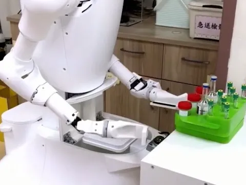 Dự báo thiếu 4,5 triệu y tá, tương lai bệnh nhân sẽ được robot hướng dẫn, phát thuốc?