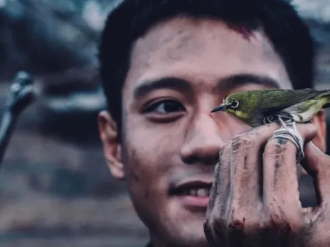 Một trường sư phạm mua vé cho sinh viên cả trường xem phim Mưa đỏ