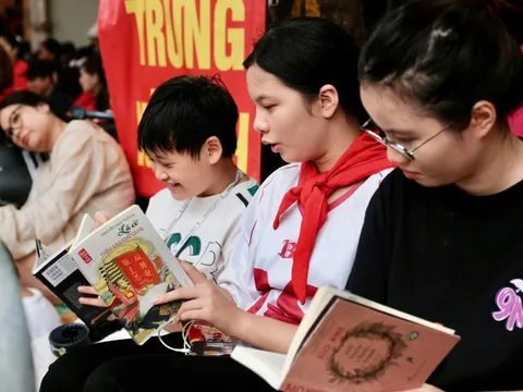 Giữa áp lực học tập và mạng xã hội, làm sao giữ tình yêu sách?