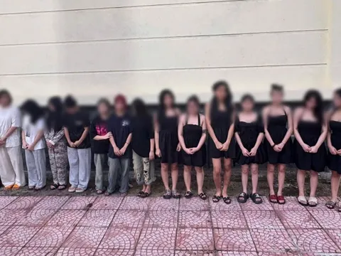 Quán karaoke rào sắt, lắp camera giám sát để bán dâm