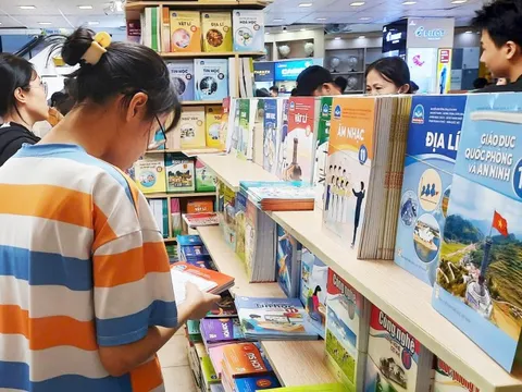 Làm một bộ sách giáo khoa thống nhất toàn quốc: Hiện đại, sáng tạo, kết nối công nghệ