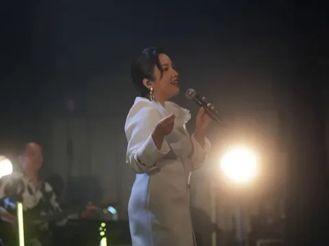 Cả gia đình đồng hành với diva Mỹ Linh trong tour lưu diễn châu Á đầu tiên