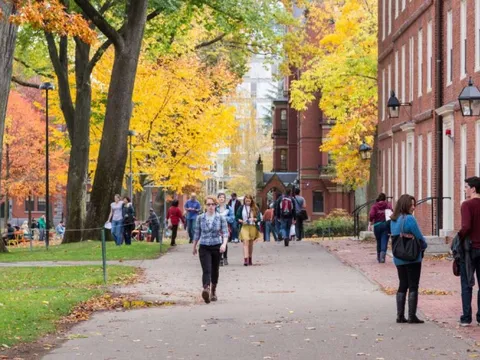 Tân sinh viên ở các nước phải đóng những khoản nào ngoài học phí?