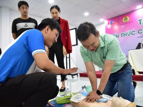 Người hóc dị vật cao 1,7m, người 'nấm lùn' sơ cứu bằng cách nào?