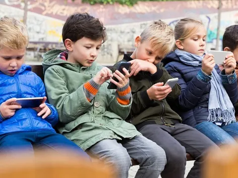 Nhiều nước châu Âu siết chặt việc sử dụng điện thoại trong trường học