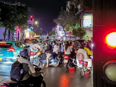 Vượt đèn đỏ 'đứng hình' 30 phút trên đường Nơ Trang Long có bị phạt?