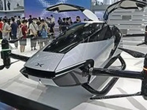 Xem cảnh ô tô bay đâm nhau bốc cháy ở Trung Quốc