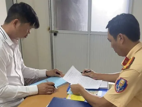 Bị xử phạt vì để trẻ nhỏ thò đầu ra ngoài cửa sổ trời ô tô