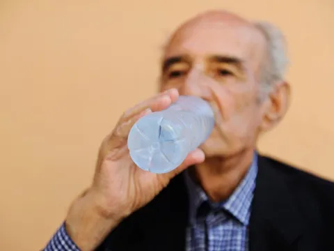 Thói quen uống ít nước ảnh hưởng thế nào đến sức khỏe, đặc biệt ở người cao tuổi?