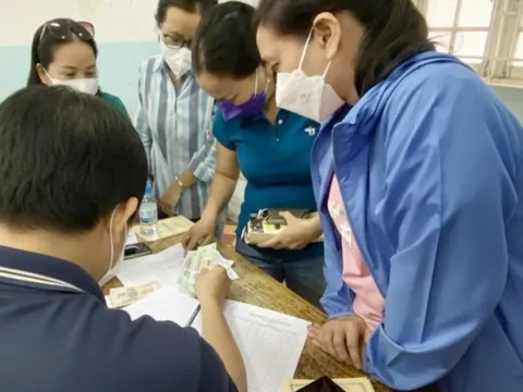 Biến tướng lạm thu đầu năm học nào cũng gây bức xúc, làm sao ngăn chặn?