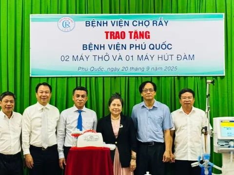 Bệnh viện Chợ Rẫy đưa 2 bác sĩ về Phú Quốc khám chữa bệnh