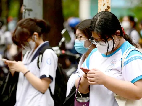 Cấm học sinh dùng điện thoại ở trường: Tuyệt đối ủng hộ!