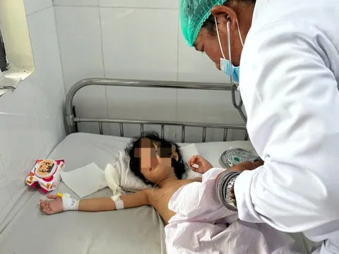 Lấy búi tóc lớn gây tắc ruột bé gái 4 tuổi mắc hội chứng 'công chúa tóc mây' ở Cần Thơ