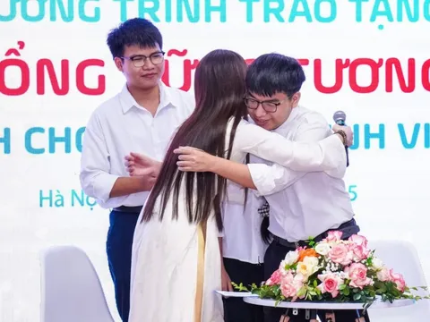 Sinh viên từng là thủ khoa có bố phụ hồ, mẹ mù chữ được nhận học bổng 'Vững tương lai'