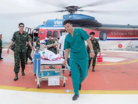 Trực thăng bay xuyên đêm, vượt mưa gió đưa bệnh nhân Trường Sa vào đất liền cấp cứu