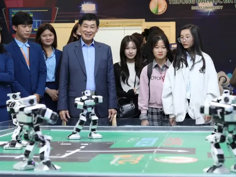 Ông Johnathan Hạnh Nguyễn tặng robot AI cho Trường đại học Đà Lạt