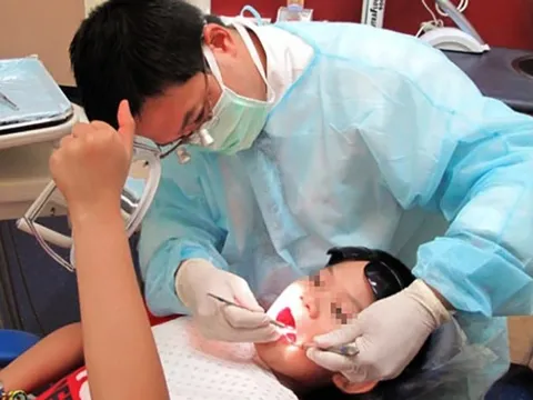 Trẻ có mảng bám đen trên răng sữa có gây mất răng?