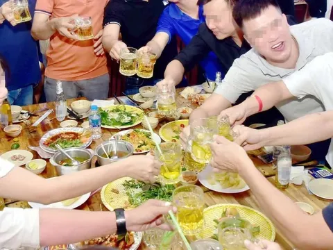 Nhịn tiểu lâu khi uống bia, người đàn ông bị vỡ bàng quang