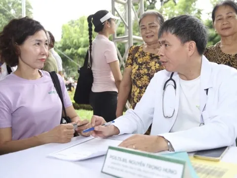 Thứ trưởng Bộ Y tế: ‘Bệnh từ miệng mà vào’, cần phòng bệnh từ bữa ăn hằng ngày