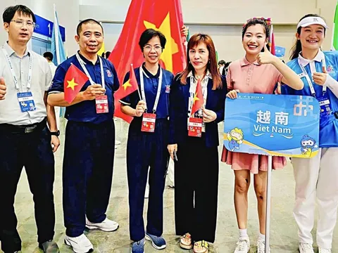 Cô 'thợ săn học bổng' nuôi ước mơ cho hàng trăm sinh viên nghèo