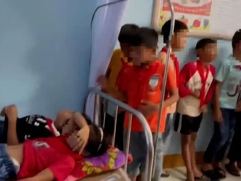 Phó hiệu trưởng nói không cho học sinh ngộ độc đi viện vì 'chờ điều ô tô chở'