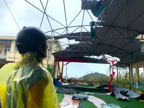 Phó hiệu trưởng bàng hoàng chứng kiến ngôi trường tan hoang do bão Bualoi