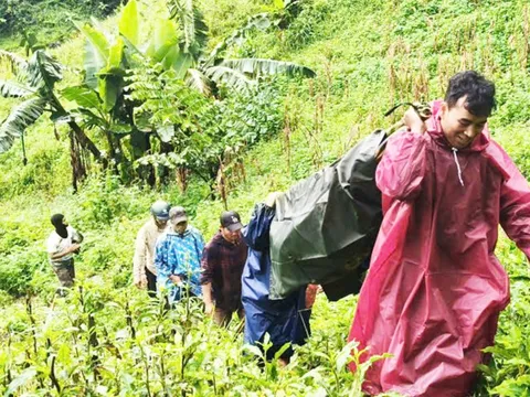 Dùng võng khiêng giúp bệnh nhân Lào vượt 5km đường rừng về nhà