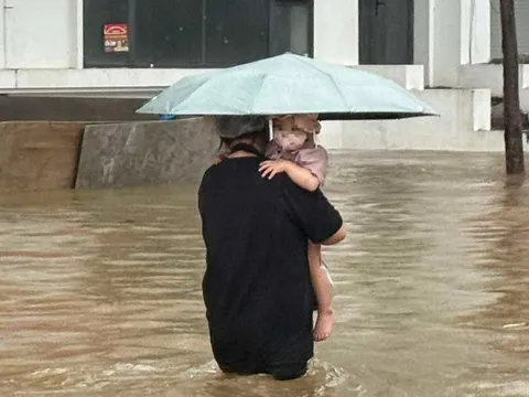 Hà Nội mưa lớn: Phụ huynh bấn loạn tìm cách đón con, có trường cho học sinh ngủ lại