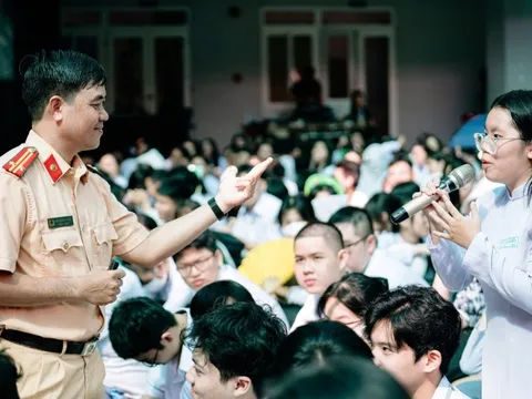 Mở phiên tòa giả định tại trường xử vi phạm luật giao thông, học sinh 'thấm' nhanh hơn