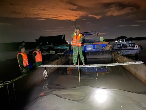 Bắt 2 tàu sắt vận chuyển hơn 230m³ cát trái phép trên sông Ba Lai