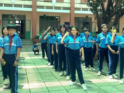 Phụ huynh nói trường thu phí giữ xe đạp của học sinh 4.000 đồng/ngày là quá cao