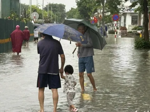Phụ huynh bức xúc Hà Nội ngập lụt, trường học phản ứng chậm, Sở GD-ĐT Hà Nội nói gì?