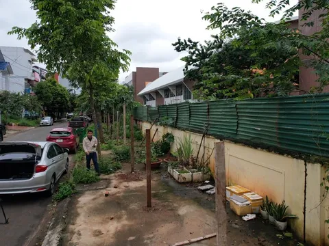 Đề xuất chưa được phê duyệt, trường học xây tường rào lấn vỉa hè, dân bức xúc