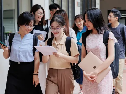 Đại học Kinh tế TP.HCM công bố gói hỗ trợ 7 tỉ đồng cho sinh viên bị ảnh hưởng bão số 10