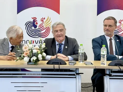 Chủ nhân Nobel Vật lý 2012 dặn sinh viên Việt Nam: 'Hãy nghiên cứu điều mình tin là đúng'