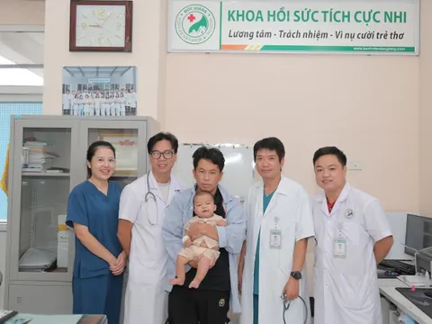 Lọc máu 13 ngày liên tục, hồi sinh bé trai người Mông 5 tháng tuổi