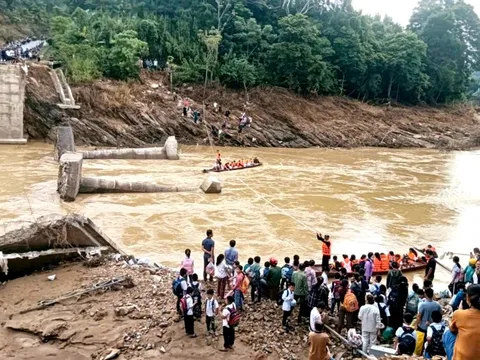 Cầu sập sau bão Bualoi, vượt lũ đưa học trò tới trường