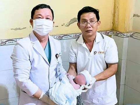 Hàng xóm đẻ rớt, bác sĩ chạy sang đỡ 'chớp nhoáng', cứu em bé thoát ngạt