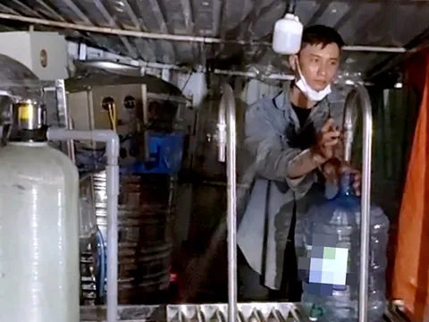 Công an TP.HCM bắt hai người sản xuất nước uống đóng bình giả thương hiệu nổi tiếng