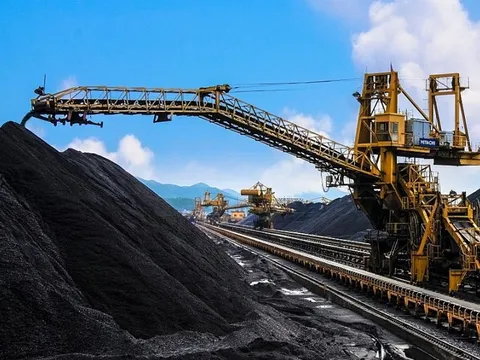 Thủ tướng: Tuyệt đối không để xảy ra tình trạng thiếu than cho sản xuất điện